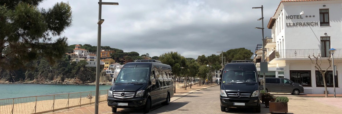 Minibuses llevando clientes a la Costa Brava