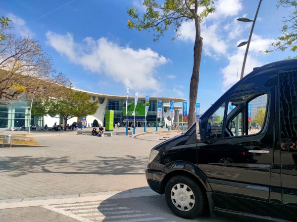 Minibus esperando en la Fira de Barcelona