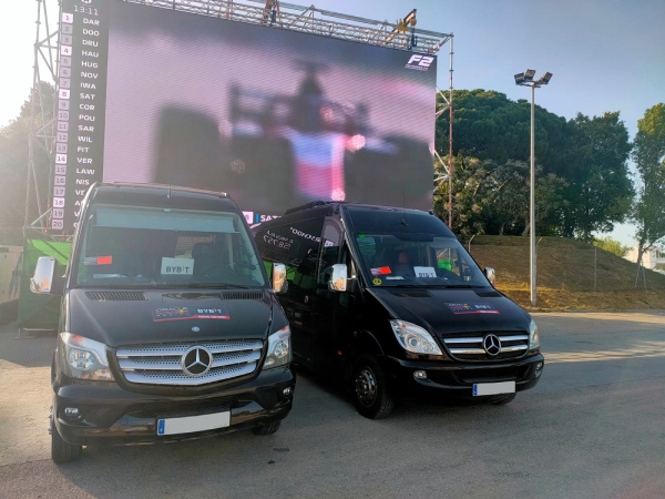 Minibuses esperando que acabe la carrera de Fórmula 1 en Montmeló, circuito de Barcelona.