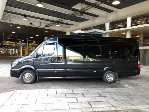 CarVanBus minibús para 16 pasajeros esperando en aeropuerto de Barcelona