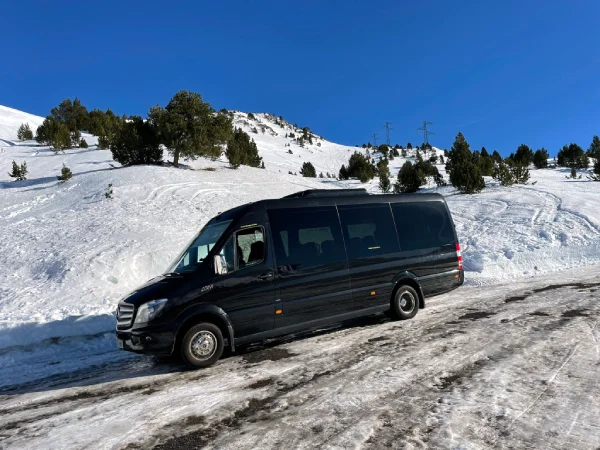 Minibus de CarVanBus esperando nuestros clientes en el Tarter - Andorra